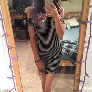 ⭐️4 for$30⭐️black and white off the shoulder dress